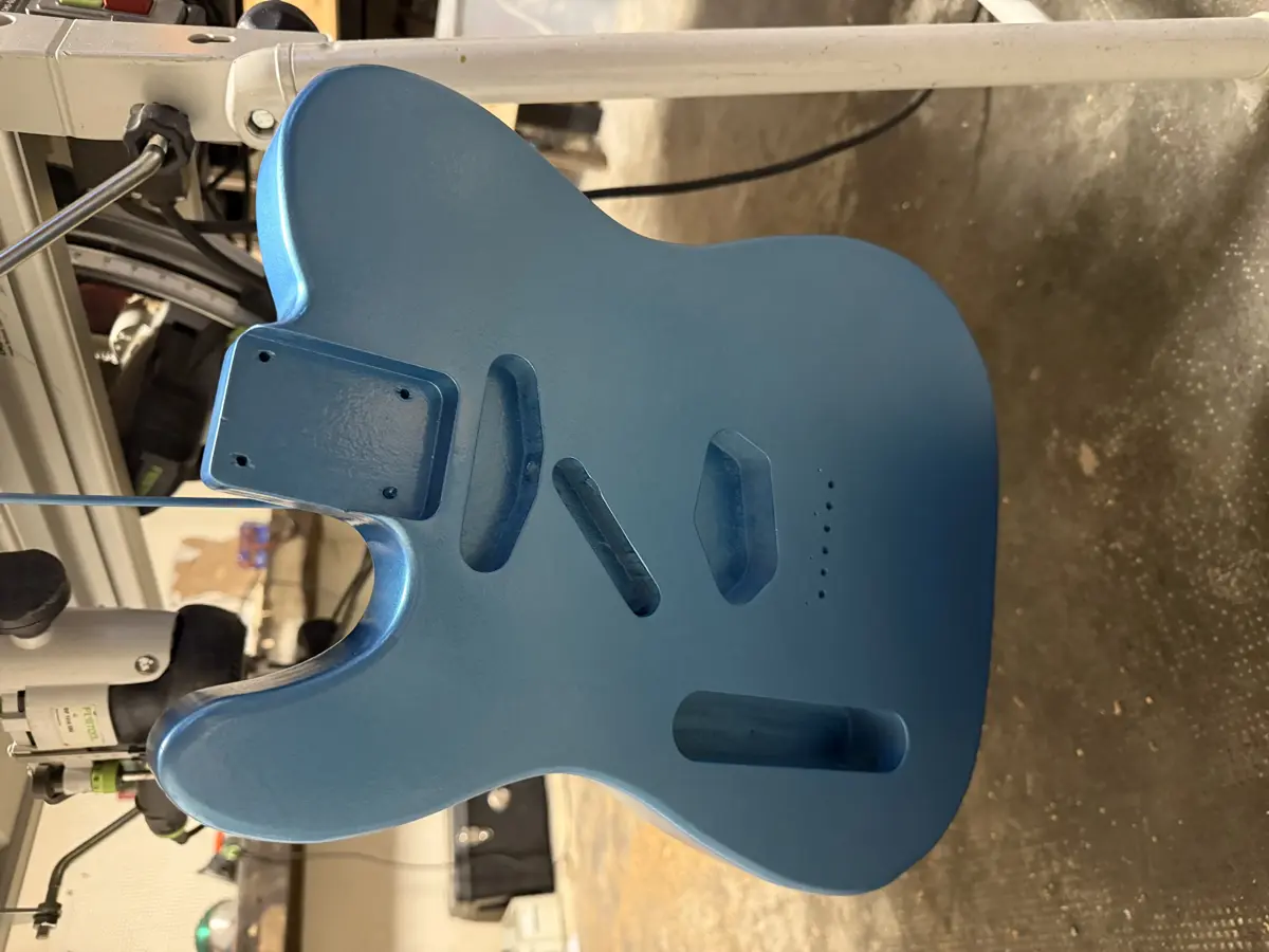 The Lefty VI — guitare artisanale gaucher terminée